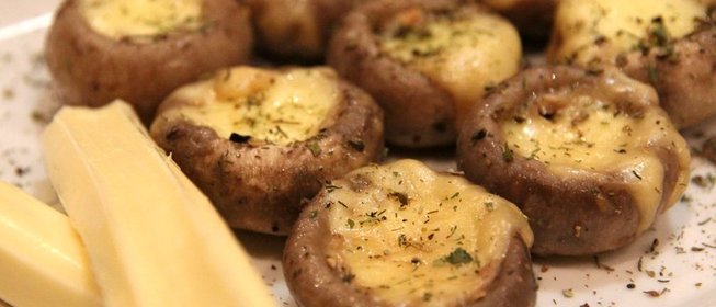 Шампиньоны с сулугуни