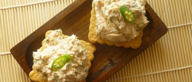 Закуска из сыра с паприкой и каперсами