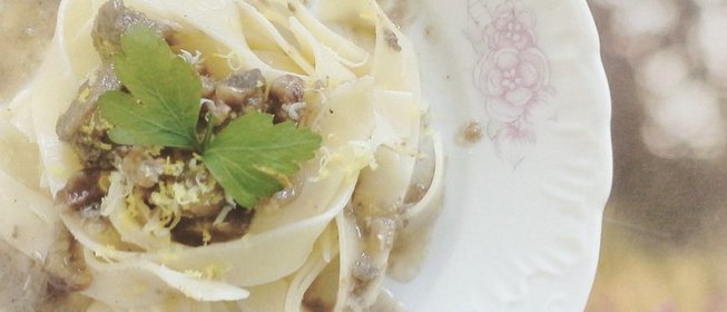 Говядина с грецкими орехами и грибами