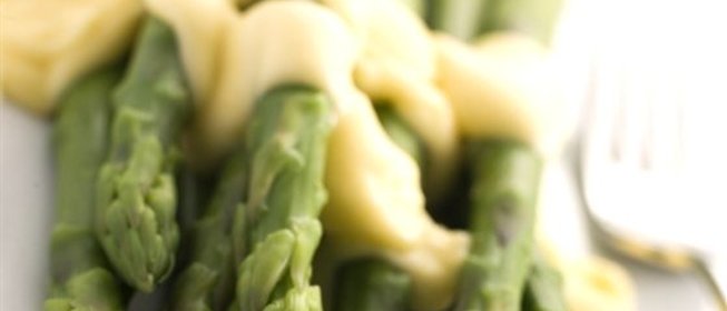 Свежая спаржа с воздушным голландским соусом