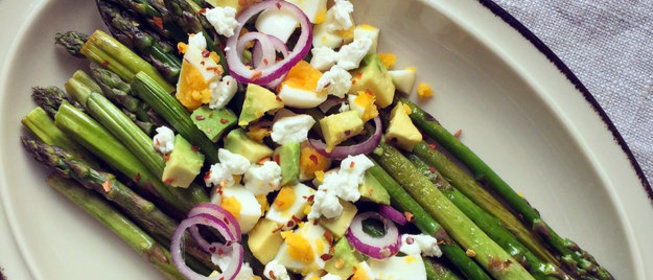 Спаржа с яйцом, авокадо и козьим сыром