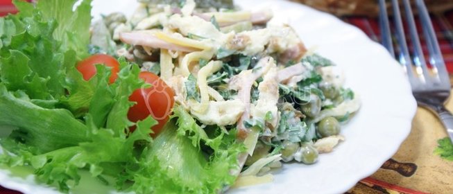 Салат с яичными блинчиками