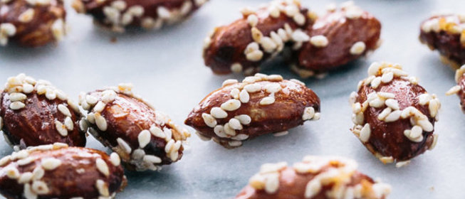 Миндаль в медовой глазури с кунжутом