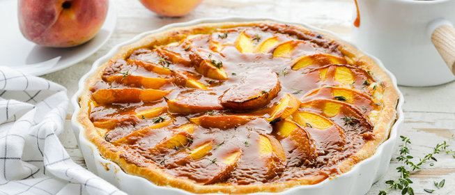Персиковый пирог с рикоттой, карамелью и тимьяном