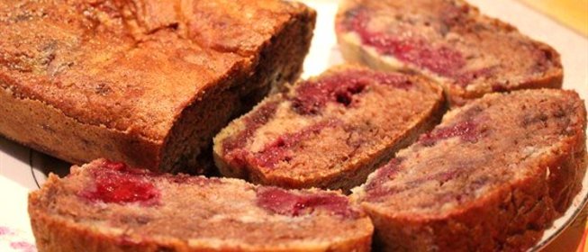 Манник на кефире с ежевично-банановым кремом и какао