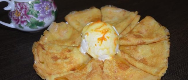 Апельсиновые блинчики с апельсиновым соусом и домашним мороженым