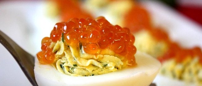 Яйца, фаршированные красной рыбой