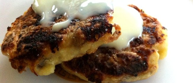 Легкие сырники с бананами и сухофруктами