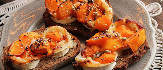 Брускетта с тыквой и козьим сыром