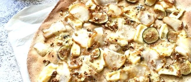 Пицца с грушей и сыром бри на тесте из цельнозерновой муки