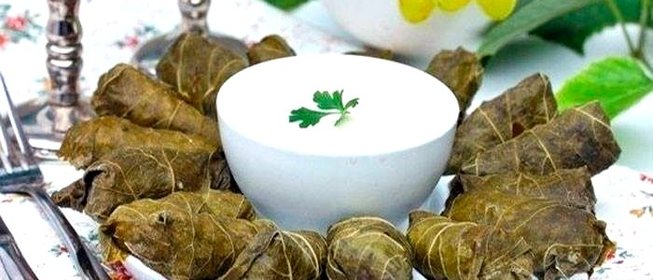 Долма из говядины с соусом мацони