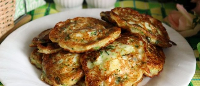 Кабачковые оладьи с мягким творогом и зеленью