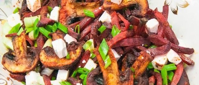 Горячий салат с грибами свеклой и Фета