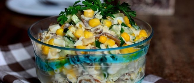 Салат с курицей, виноградом и фисташками