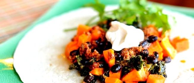 Запеченный сладкий картофель с фасолью и говядиной