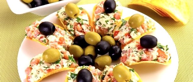 Закуска с чипсами Принглс