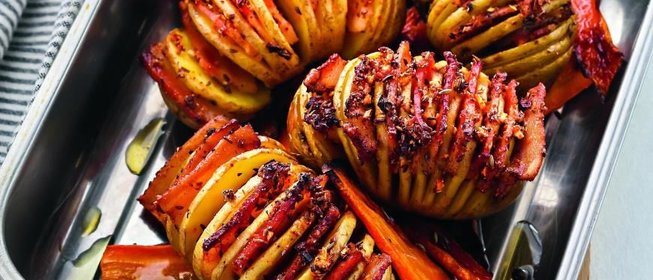 Печенные с салом картофель и морковь