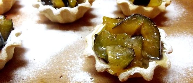Тарталетки со сливой и специями