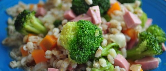 Перловая каша с сосисками и овощами