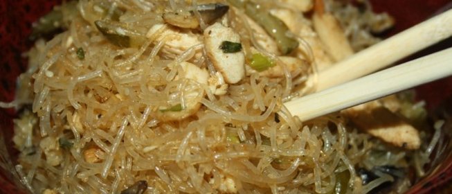 Фунчеза с курицей, грибами, огурцом и чим-чим в корейском стиле