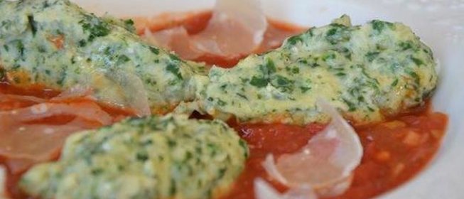 Оладьи из шпината в томатном соусе