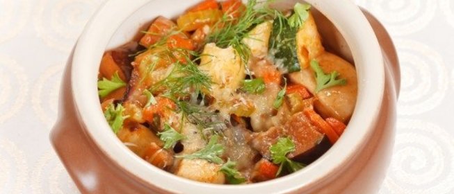 Картофель с овощами в горшочке