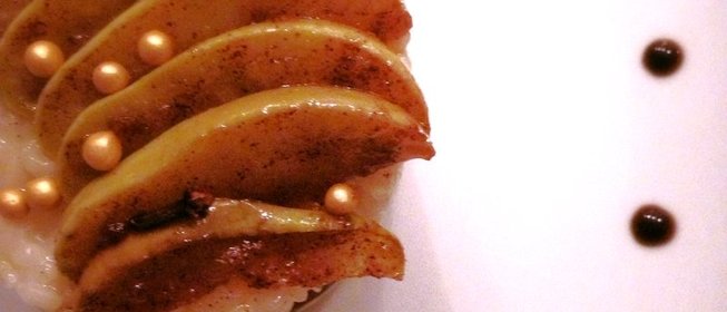 Молочная рисовая каша с яблоками и изюмом