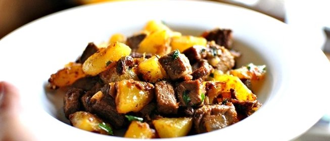 Картофель со свининой на сковороде