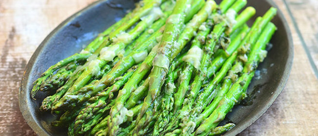 Спаржа с луком