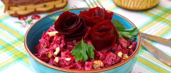 Салат с курицей, свеклой и черносливом