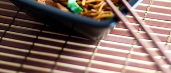 Жареная спаржа и брокколи с лапшой