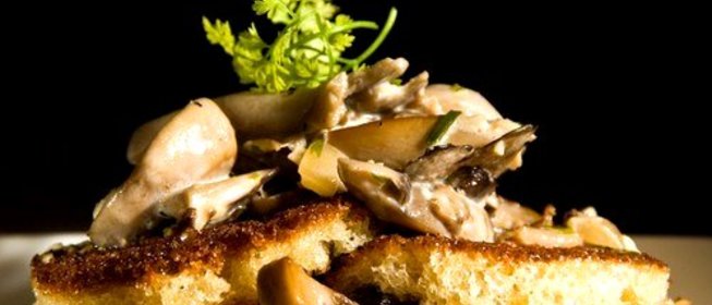 Кростини с грибами и тимьяном