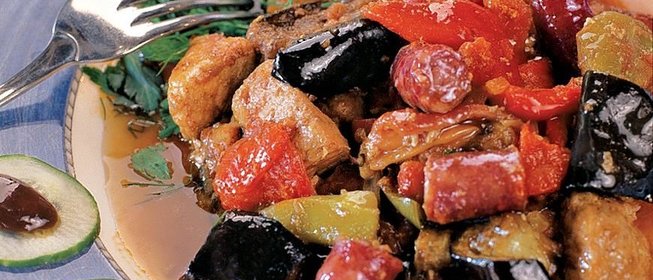 Спецофаи (рагу с колбасками и свининой)