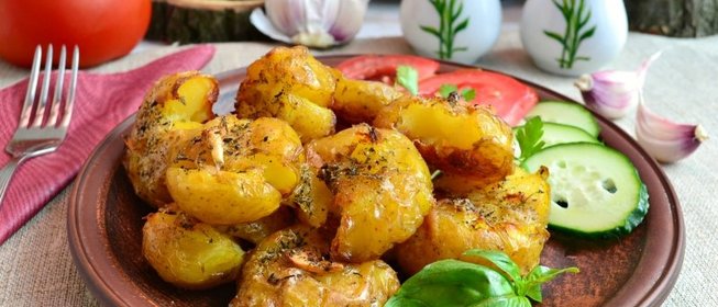 Давленный молодой картофель запеченный в духовке