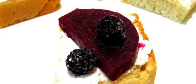 Кростини с козьим сыром и свеклой