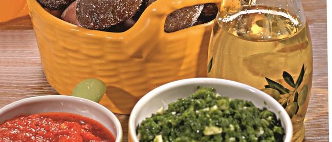 Картофель с соусами мохо