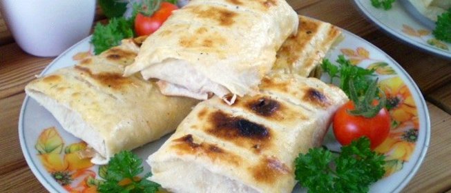 Лаваш с сыром и помидорами на костре