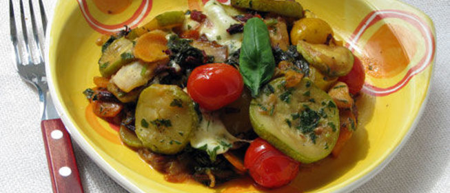 Овощное рагу с листьями свеклы и моцареллой