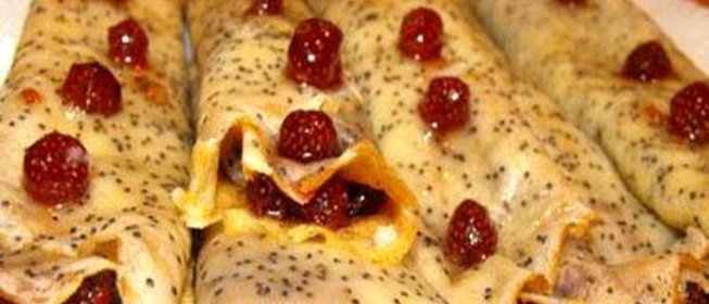 Блины маковые с земляничной начинкой