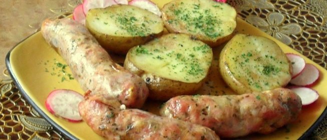 Запеченный картофель с домашними колбасками