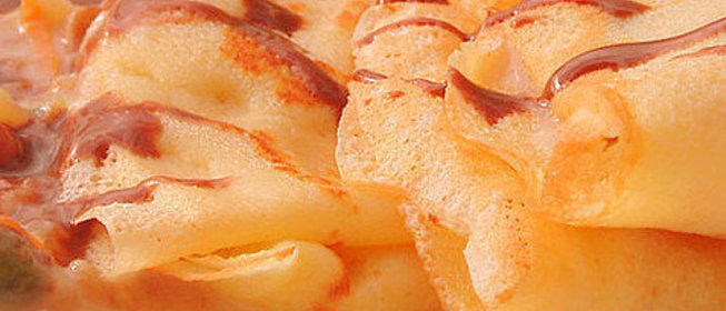 Блинчики с ореховой начинкой и шоколадным соусом