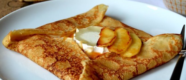 Французские блинчики с яблоком, соленой карамелью и козьим сыром