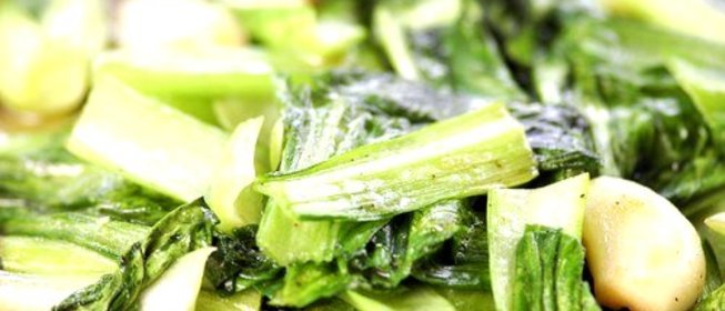 Пак-чой с зеленым луком и кешью