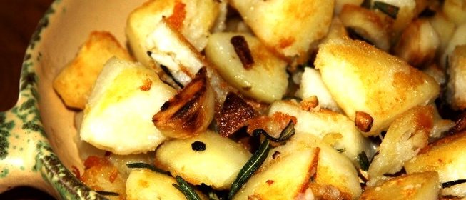 Жареный картофель с розмарином