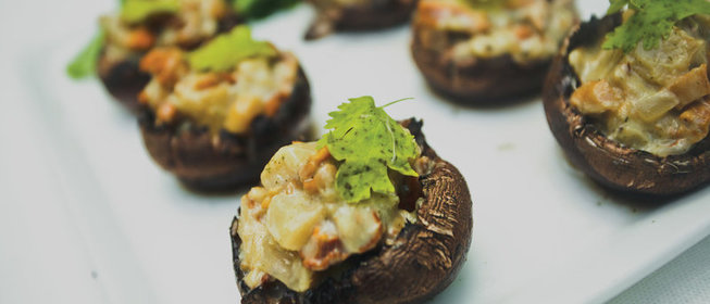 Блюдо в блюде: спаржа с лисичками в грибах портобелло