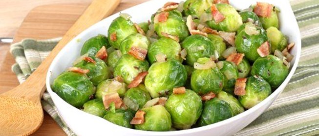 Брюссельская капуста с беконом и луком