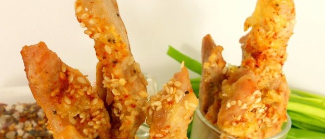 Палочки из свинины с кунжутом