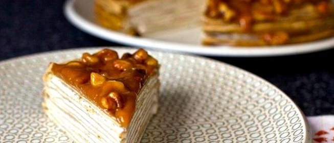 Блинный торт с бананом и ореховой глазурью