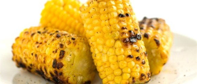 Кукуруза на шпажках в пармезане и табаско