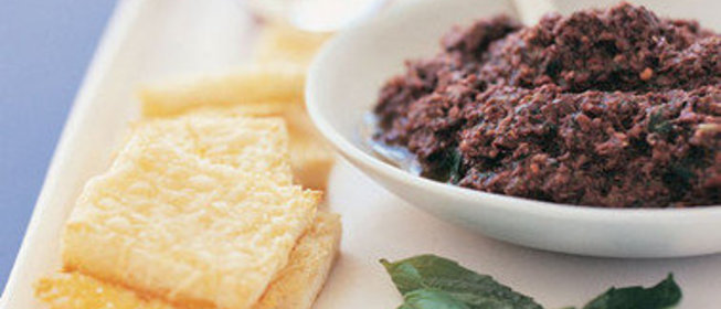 Тосты с пармезаном и пастой из черных оливок